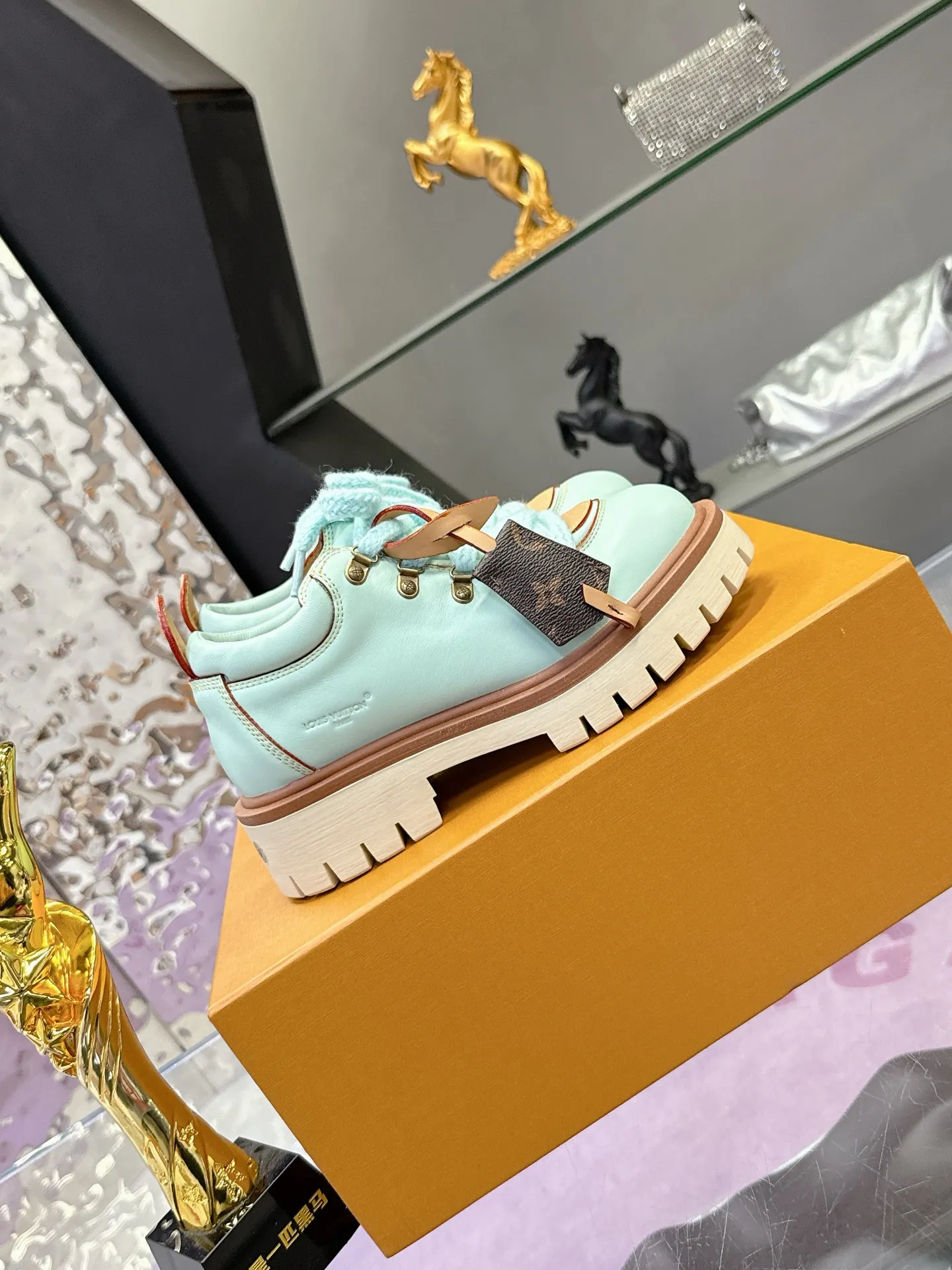 Factory price: 700💰 LV | Louis Vuitton 🧡💚2025 autumn and winter new style, top version ⚠️ The counter features the latest LV REMIX lace-up mountaineering derby shoes, new hard goods 🆕 ❥BS purchasing level! Full of high-end feel! A popular model among bloggers at home and abroad, it’s retro and fashionable, and looks stunning on your feet! Mainly recommended model on the official website★ ▪️Upper: top-quality first-layer cowhide ▪️Inner lining: imported sheepskin ▪️Outsole: original molded T men's shoes 💰U anti-slip outsole ▪️Sole height: 3.5cm ▪️Shoe size: Female 35-41 (41 customized, non-refundable) Male 39-45 (46 customized, non-refundable)